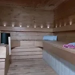 Séjour chez l'habitant In A Big Wooden Home, *