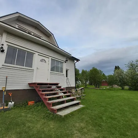 Quarto em Acomodações Particulares In A Big Wooden Home,