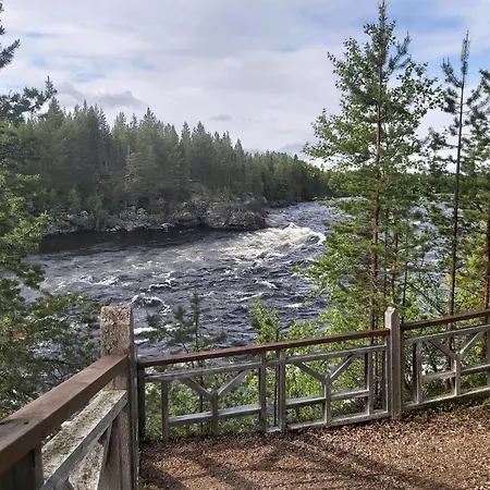 Quarto em Acomodações Particulares In A Big Wooden Home, *
