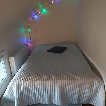 Quarto em Acomodações Particulares In A Big Wooden Home,