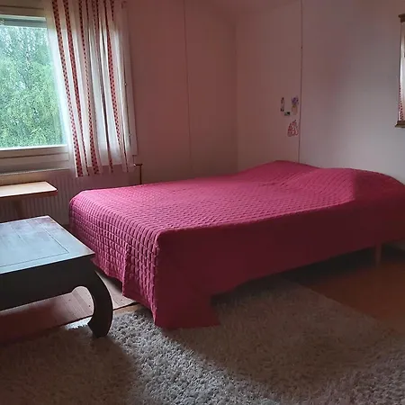 Kotimajoitukset In A Big Wooden Home,