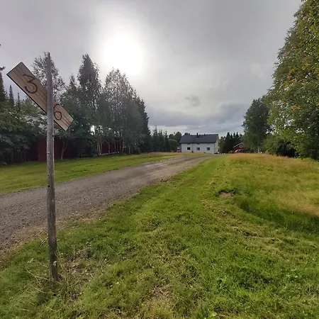 In A Big Wooden Home, Kotimajoitukset