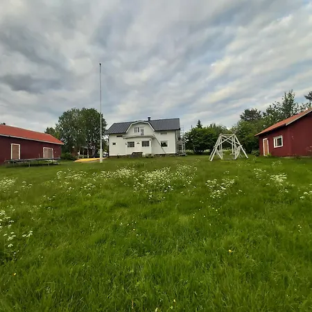 In A Big Wooden Home, Kotimajoitukset *