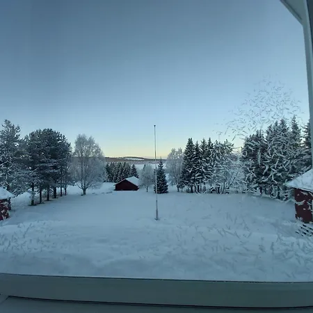 Quarto em Acomodações Particulares In A Big Wooden Home, *