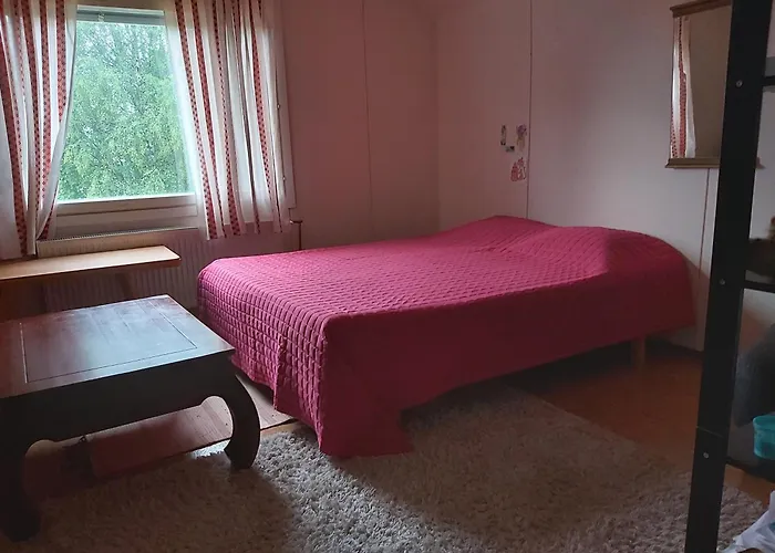 民宿 In A Big Wooden Home,